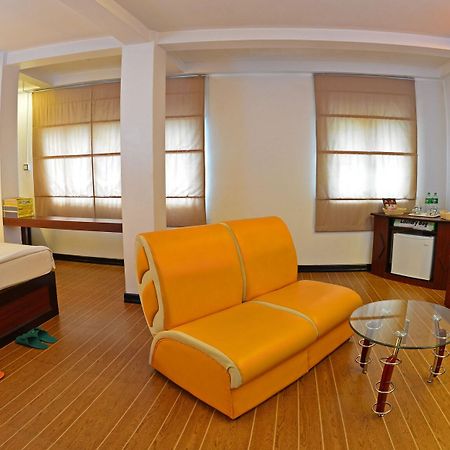 Clover Hotel Yangon Exteriör bild