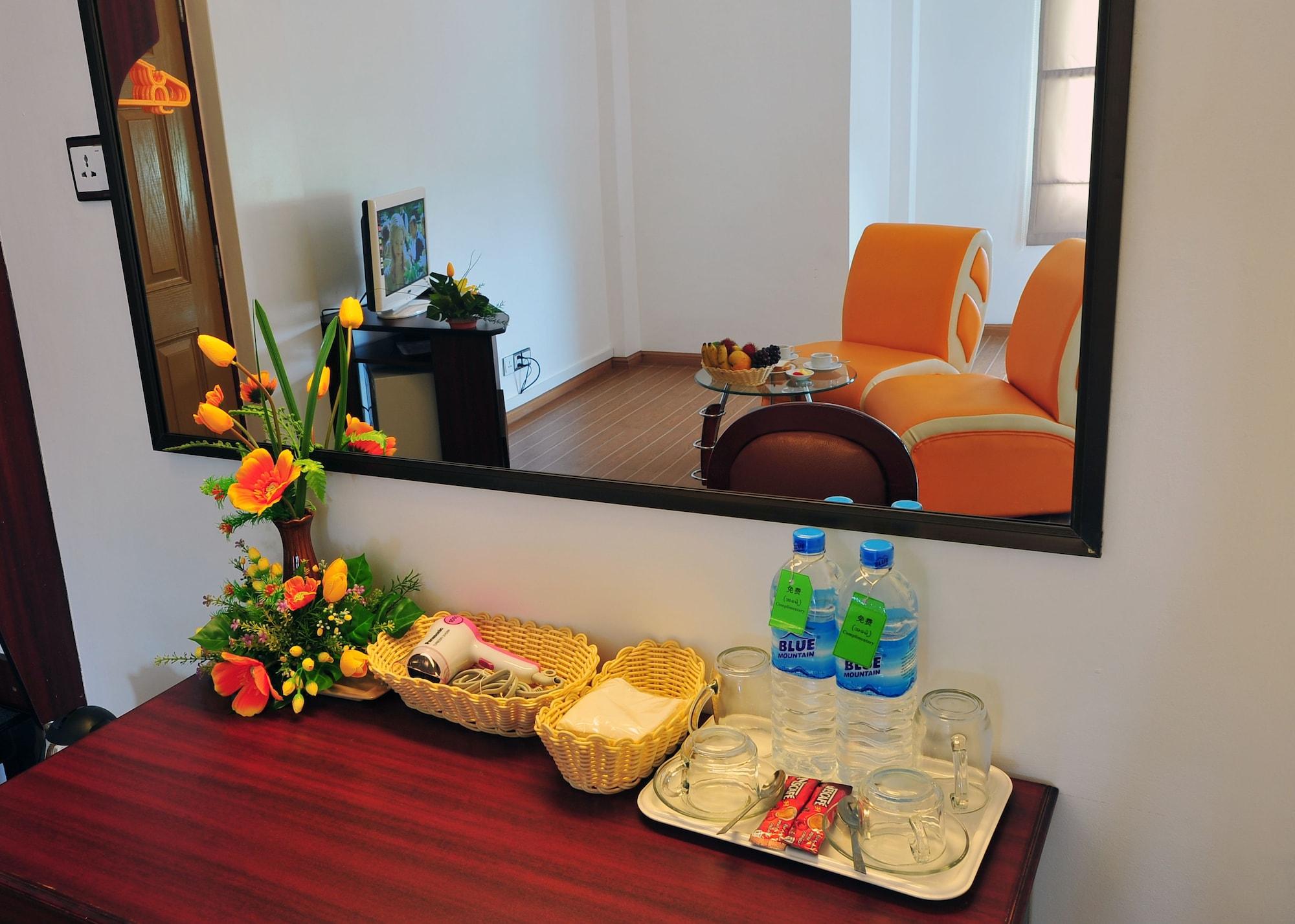 Clover Hotel Yangon Exteriör bild
