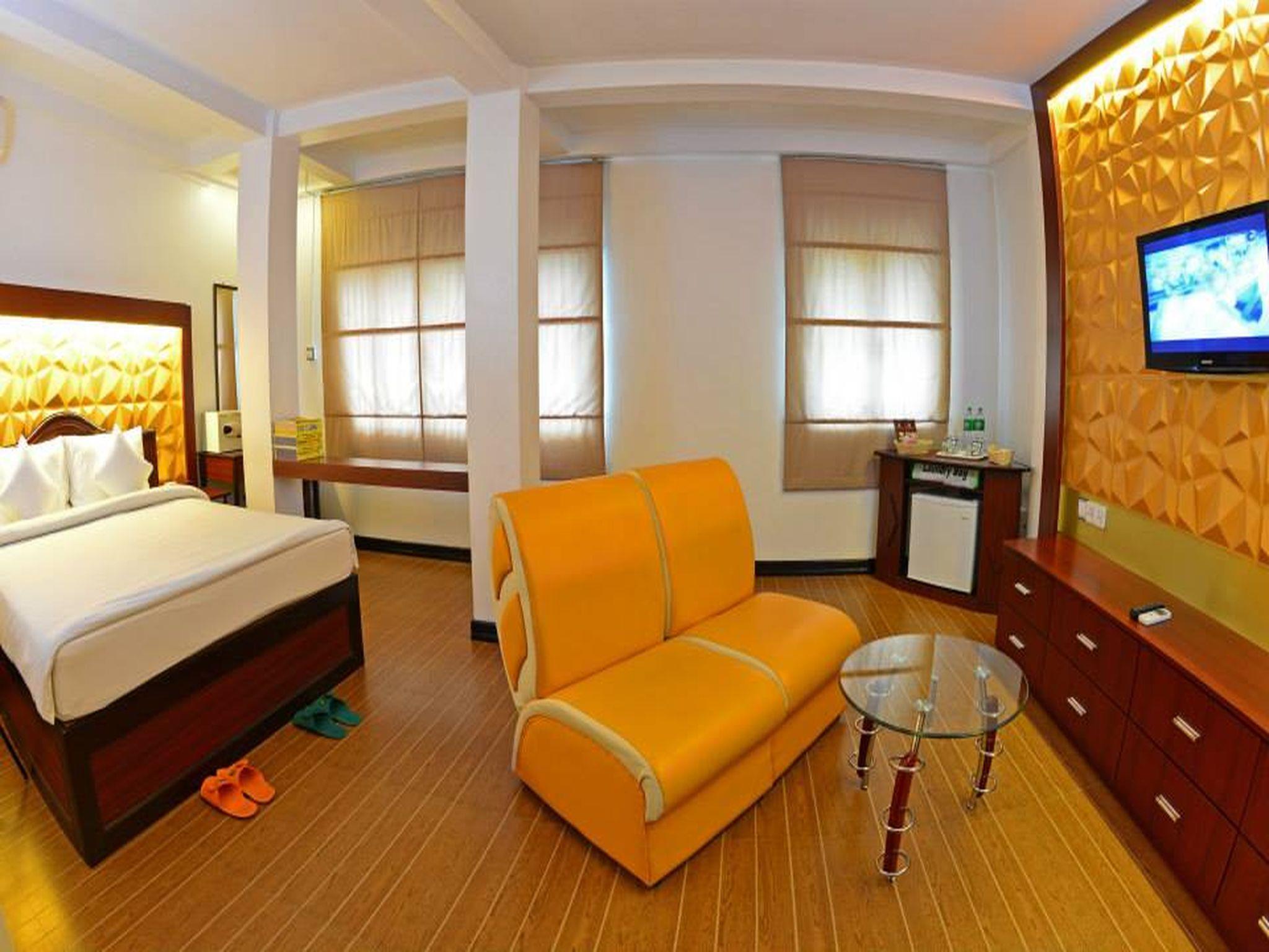 Clover Hotel Yangon Exteriör bild