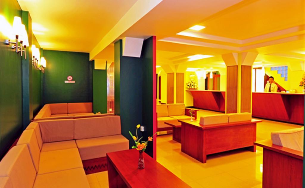 Clover Hotel Yangon Exteriör bild