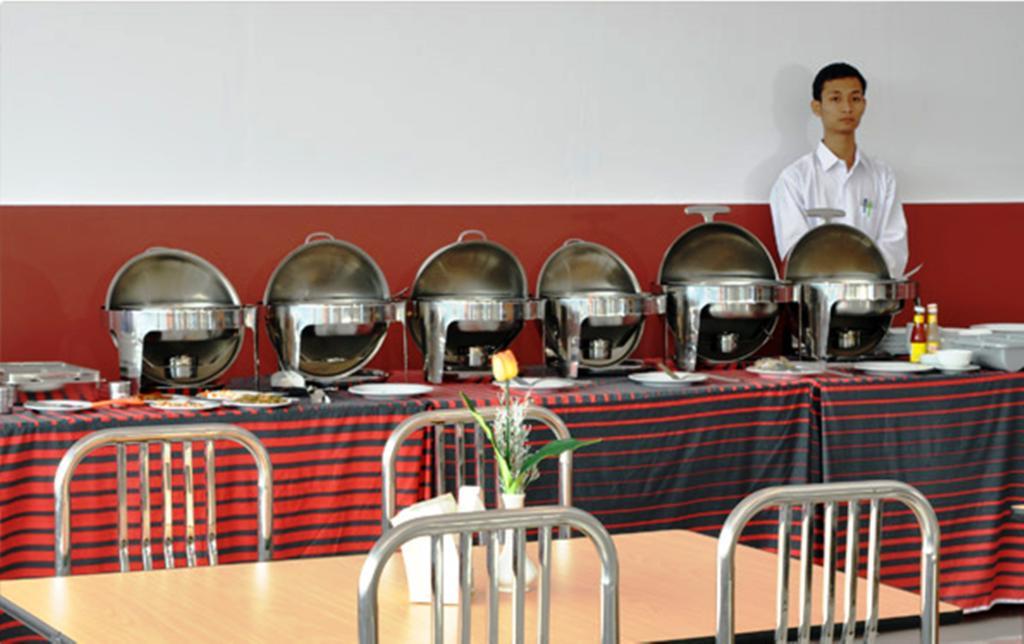 Clover Hotel Yangon Exteriör bild