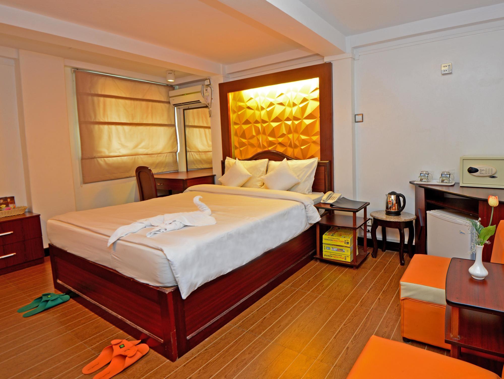 Clover Hotel Yangon Exteriör bild
