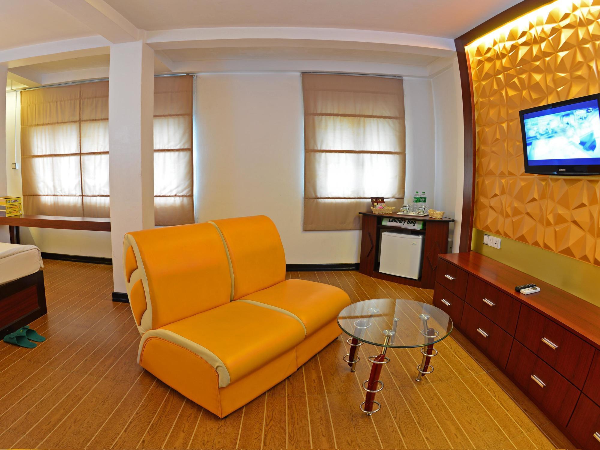 Clover Hotel Yangon Exteriör bild