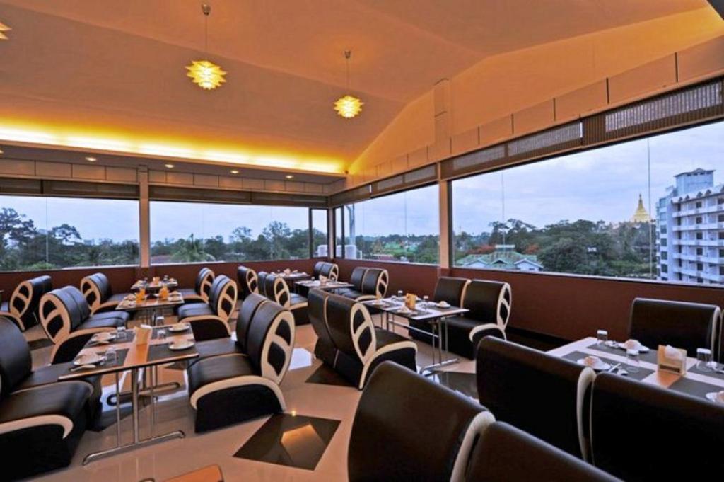 Clover Hotel Yangon Exteriör bild