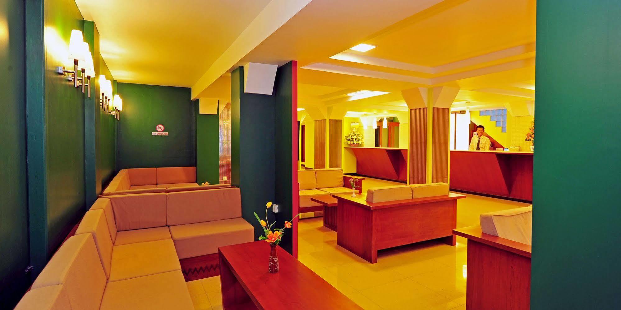 Clover Hotel Yangon Exteriör bild