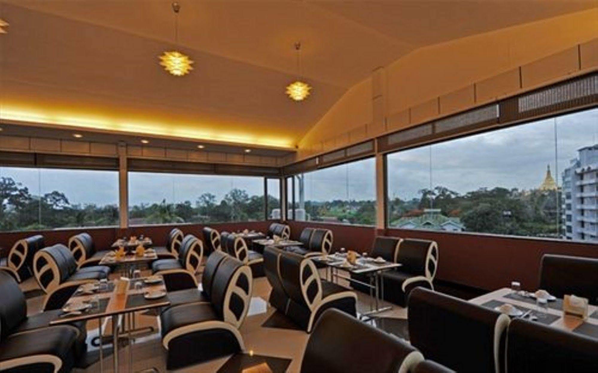 Clover Hotel Yangon Exteriör bild