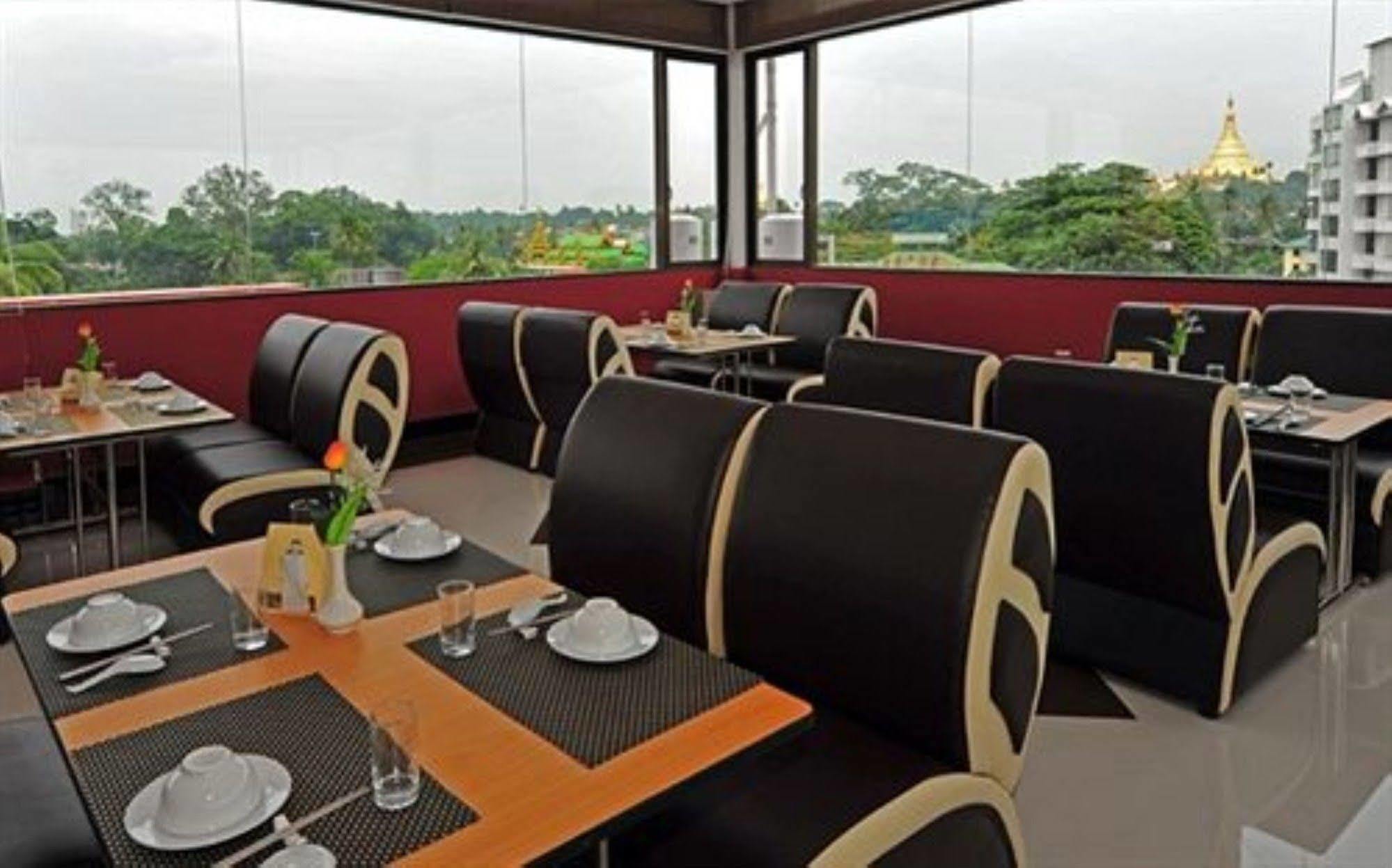 Clover Hotel Yangon Exteriör bild