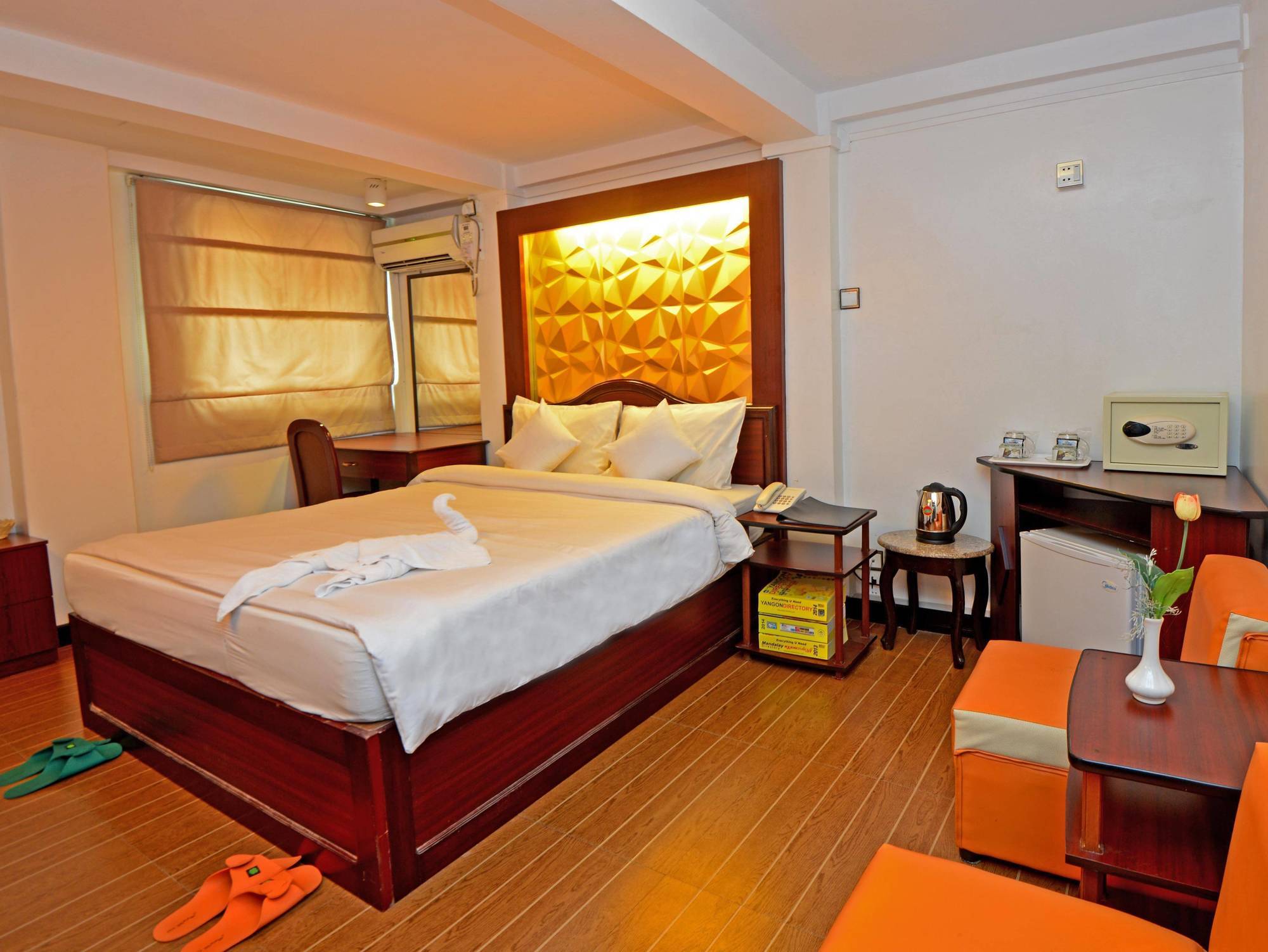 Clover Hotel Yangon Exteriör bild