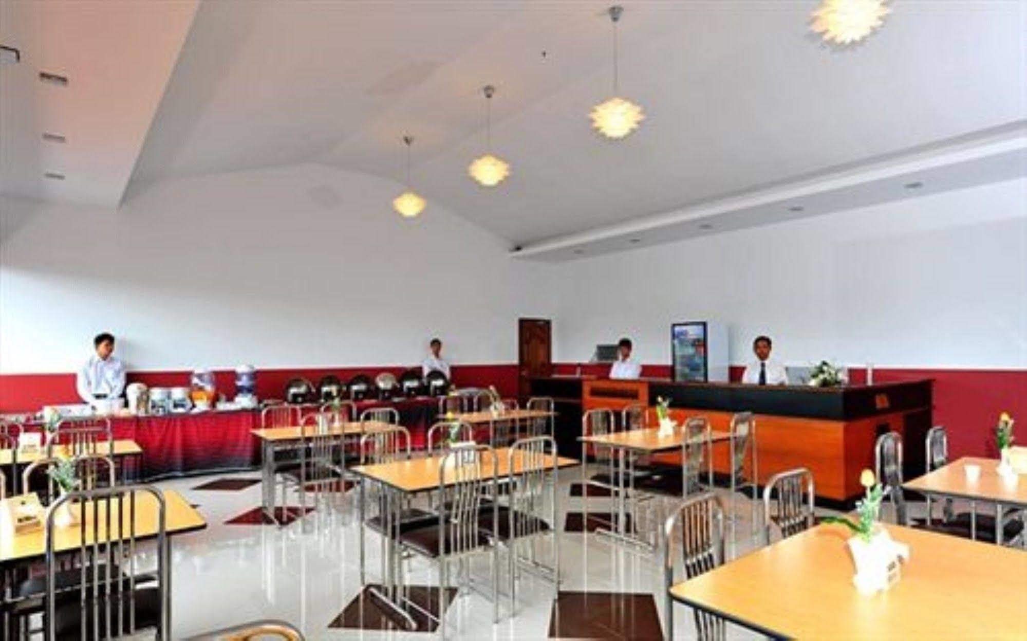 Clover Hotel Yangon Exteriör bild