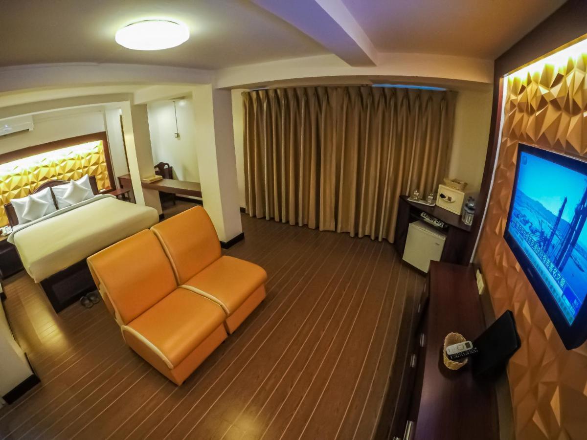 Clover Hotel Yangon Exteriör bild