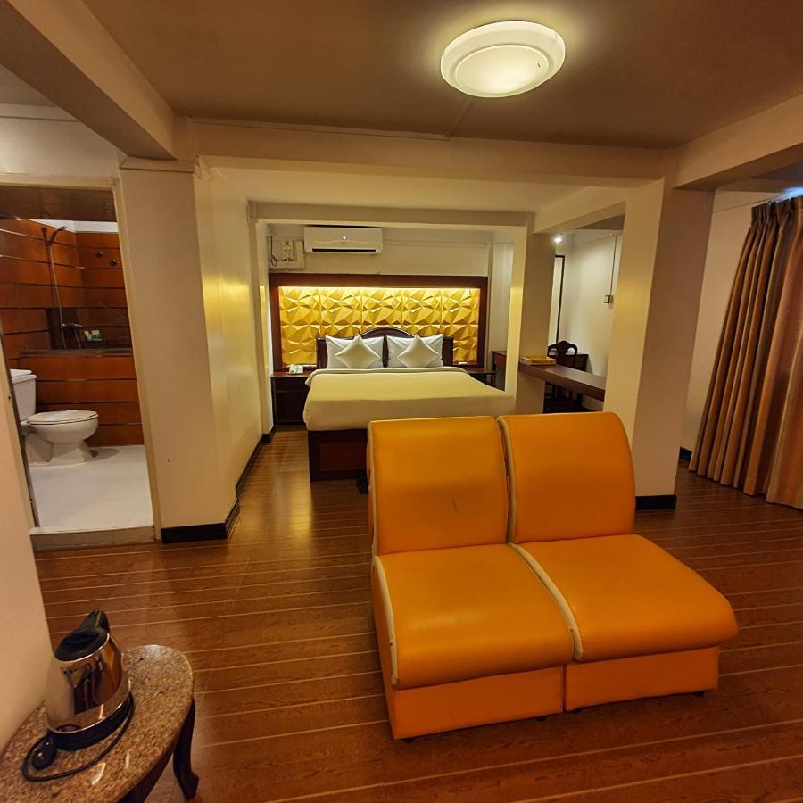 Clover Hotel Yangon Exteriör bild